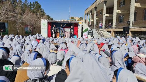 اجرای نمایش و قصه از سوی تماشاخانه سیار کانون استان تهران در اصفهان