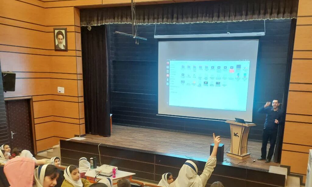 کارگاه نجوم و آزمایشگاه در مرکز شماره ۴ کانون کرمانشاه