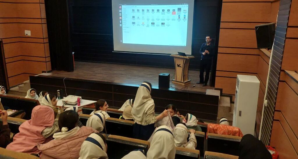 کارگاه نجوم و آزمایشگاه در مرکز شماره ۴ کانون کرمانشاه