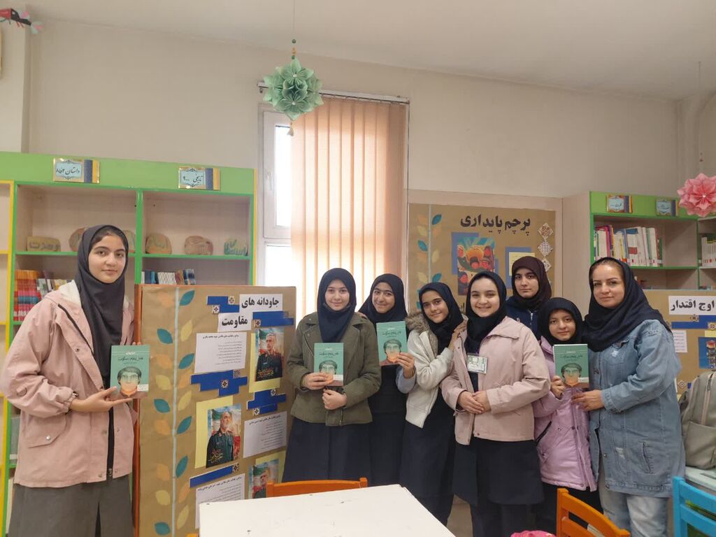 برگزاری برنامه فرهنگی هنری به مناسبت دهه فجر و نیمه شعبان در مدرسه شهید مصطفی خمینی (ره)