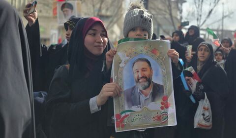 استقرار تماشاخانه سیار کانون در مسیر راهپیمایی 22 بهمن