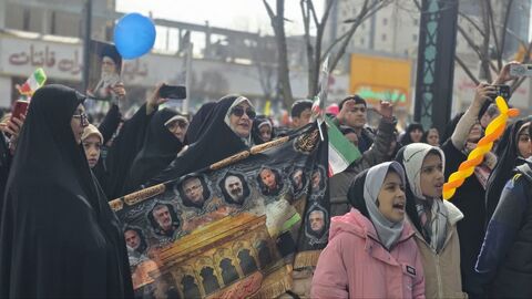 استقرار تماشاخانه سیار کانون در مسیر راهپیمایی 22 بهمن