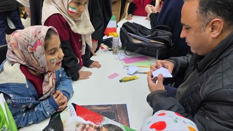 استقرار تماشاخانه سیار کانون در مسیر راهپیمایی 22 بهمن