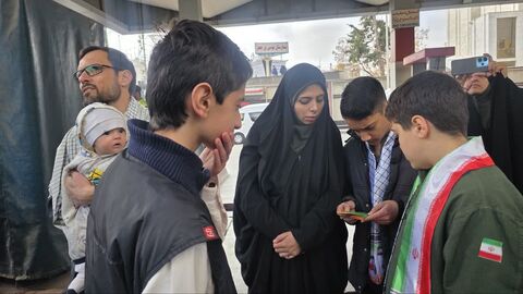 استقرار تماشاخانه سیار کانون در مسیر راهپیمایی 22 بهمن