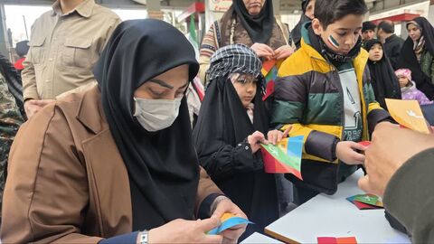 استقرار تماشاخانه سیار کانون در مسیر راهپیمایی 22 بهمن