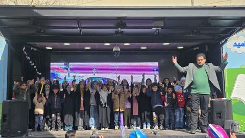 استقرار تماشاخانه سیار کانون در مسیر راهپیمایی 22 بهمن