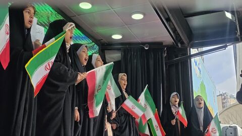 استقرار تماشاخانه سیار کانون در مسیر راهپیمایی 22 بهمن