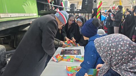 استقرار تماشاخانه سیار کانون در مسیر راهپیمایی 22 بهمن