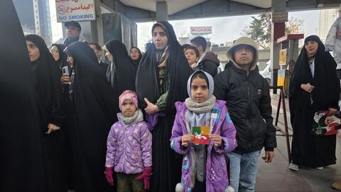 استقرار تماشاخانه سیار کانون در مسیر راهپیمایی 22 بهمن