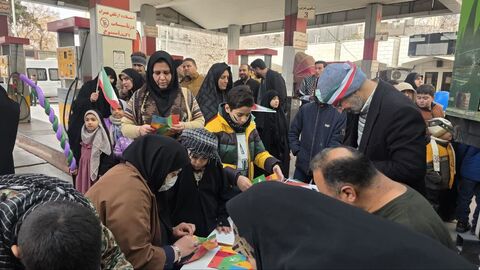 استقرار تماشاخانه سیار کانون در مسیر راهپیمایی 22 بهمن