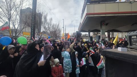 استقرار تماشاخانه سیار کانون در مسیر راهپیمایی 22 بهمن