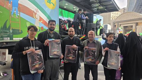 استقرار تماشاخانه سیار کانون در مسیر راهپیمایی 22 بهمن