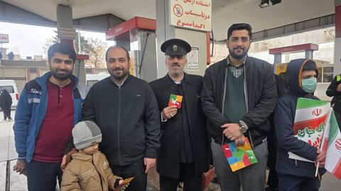 استقرار تماشاخانه سیار کانون در مسیر راهپیمایی 22 بهمن