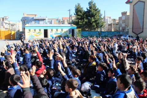 تماشاخانه سیار کانون پرورش فکری کودکان و نوجوانان با اجرای نمایش لاک پشت و خرگوش در مدرسه 9 دی ارومیه