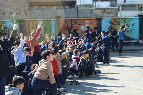 تماشاخانه سیار کانون پرورش فکری کودکان و نوجوانان با اجرای نمایش لاک پشت و خرگوش در مدرسه 9 دی ارومیه