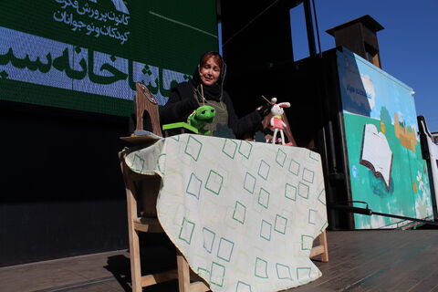 تماشاخانه سیار کانون پرورش فکری کودکان و نوجوانان با اجرای نمایش لاک پشت و خرگوش در مدرسه 9 دی ارومیه