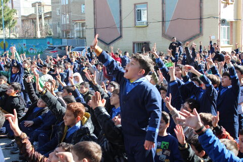 تماشاخانه سیار کانون پرورش فکری کودکان و نوجوانان با اجرای نمایش لاک پشت و خرگوش در مدرسه 9 دی ارومیه