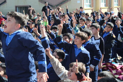 تماشاخانه سیار کانون پرورش فکری کودکان و نوجوانان با اجرای نمایش لاک پشت و خرگوش در مدرسه 9 دی ارومیه