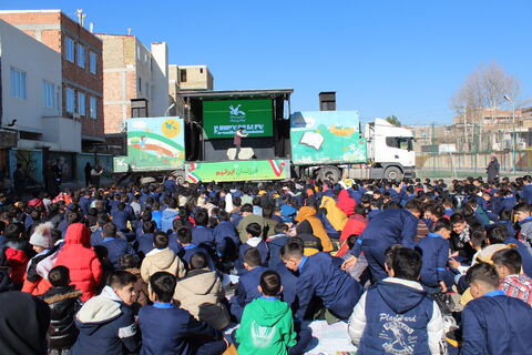 تماشاخانه سیار کانون پرورش فکری کودکان و نوجوانان با اجرای نمایش لاک پشت و خرگوش در مدرسه 9 دی ارومیه
