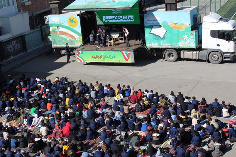 تماشاخانه سیار کانون پرورش فکری کودکان و نوجوانان با اجرای نمایش لاک پشت و خرگوش در مدرسه 9 دی ارومیه