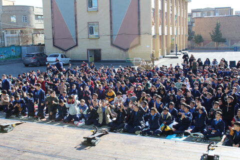 تماشاخانه سیار کانون پرورش فکری کودکان و نوجوانان با اجرای نمایش لاک پشت و خرگوش در مدرسه 9 دی ارومیه