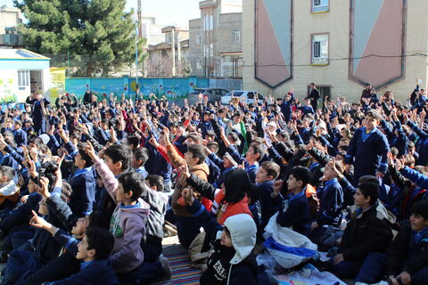 تماشاخانه سیار کانون پرورش فکری کودکان و نوجوانان با اجرای نمایش لاک پشت و خرگوش در مدرسه 9 دی ارومیه