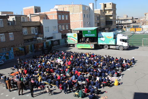 تماشاخانه سیار کانون پرورش فکری کودکان و نوجوانان با اجرای نمایش لاک پشت و خرگوش در مدرسه 9 دی ارومیه