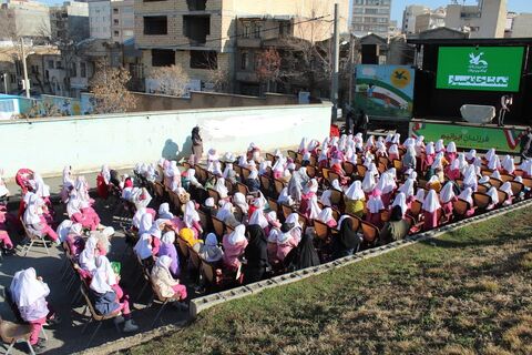 تماشاخانه سیار کانون پرورش فکری کودکان و نوجوانان با اجرای نمایش لاک پشت و خرگوش در مدرسه ستایش ارومیه