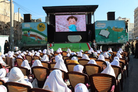 تماشاخانه سیار کانون پرورش فکری کودکان و نوجوانان با اجرای نمایش لاک پشت و خرگوش در مدرسه ستایش ارومیه