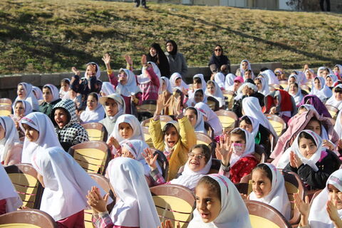 تماشاخانه سیار کانون پرورش فکری کودکان و نوجوانان با اجرای نمایش لاک پشت و خرگوش در مدرسه ستایش ارومیه