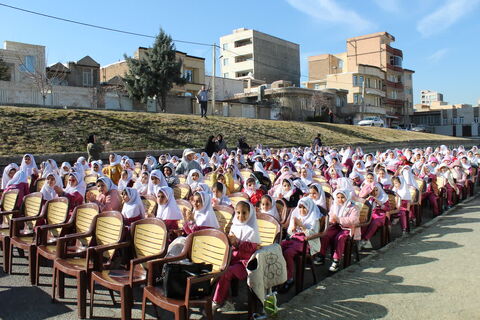 تماشاخانه سیار کانون پرورش فکری کودکان و نوجوانان با اجرای نمایش لاک پشت و خرگوش در مدرسه ستایش ارومیه