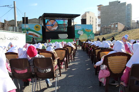 تماشاخانه سیار کانون پرورش فکری کودکان و نوجوانان با اجرای نمایش لاک پشت و خرگوش در مدرسه ستایش ارومیه