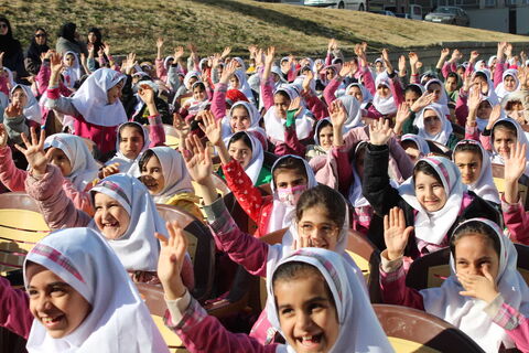 تماشاخانه سیار کانون پرورش فکری کودکان و نوجوانان با اجرای نمایش لاک پشت و خرگوش در مدرسه ستایش ارومیه