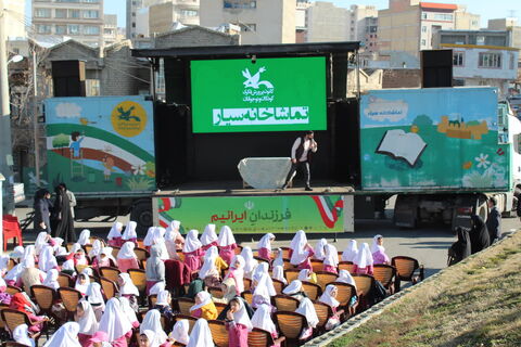 تماشاخانه سیار کانون پرورش فکری کودکان و نوجوانان با اجرای نمایش لاک پشت و خرگوش در مدرسه ستایش ارومیه