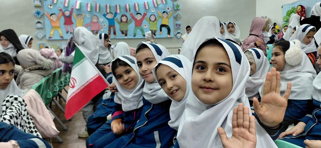 شور و نشاط انقلابی در کانون ابهر؛ حضور بیش از ۲۲۰ دانش‌آموز در جشن‌های دهه فجر