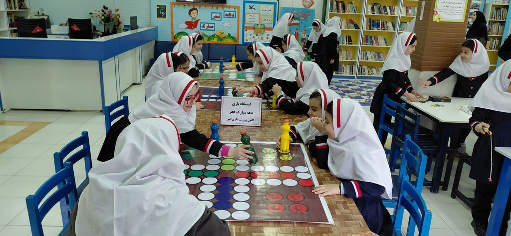 شور و نشاط انقلابی در کانون ابهر؛ حضور بیش از ۲۲۰ دانش‌آموز در جشن‌های دهه فجر