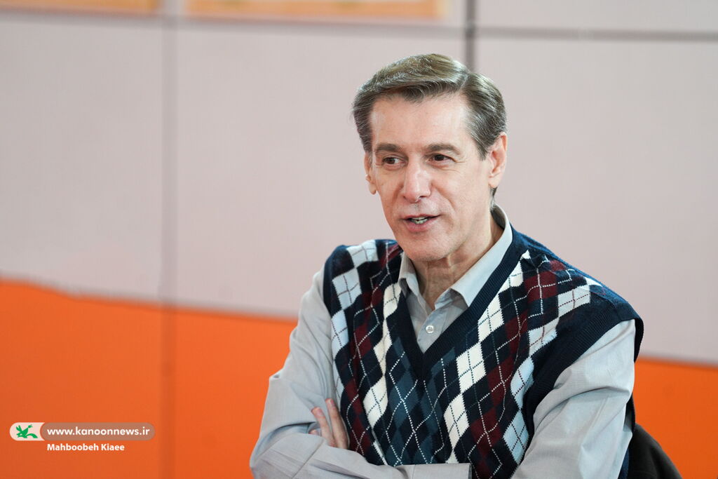 بازدید کارکنان کانون استان مرکزی از نمایشگاه آثار دهمین دو سالانه هنرهای تجسمی