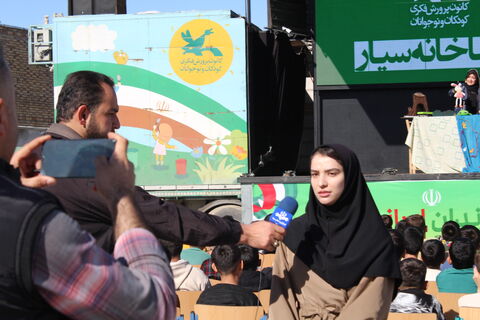 تماشاخانه سیار کانون پرورش فکری کودکان و نوجوانان با اجرای نمایش لاک پشت و خرگوش در مدرسه شهرویرانی اشنویه