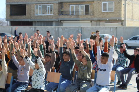 تماشاخانه سیار کانون پرورش فکری کودکان و نوجوانان با اجرای نمایش لاک پشت و خرگوش در مدرسه شهرویرانی اشنویه