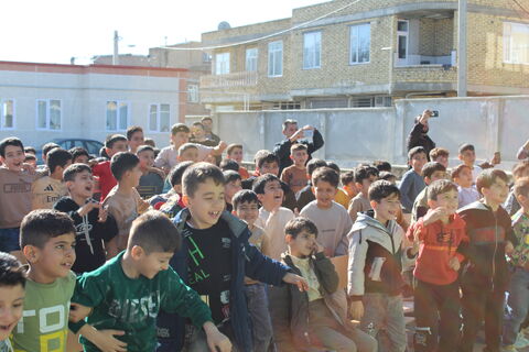 تماشاخانه سیار کانون پرورش فکری کودکان و نوجوانان با اجرای نمایش لاک پشت و خرگوش در مدرسه شهرویرانی اشنویه