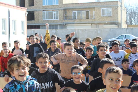 تماشاخانه سیار کانون پرورش فکری کودکان و نوجوانان با اجرای نمایش لاک پشت و خرگوش در مدرسه شهرویرانی اشنویه