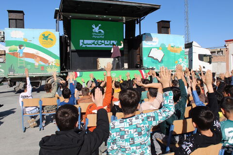 تماشاخانه سیار کانون پرورش فکری کودکان و نوجوانان با اجرای نمایش لاک پشت و خرگوش در مدرسه شهرویرانی اشنویه