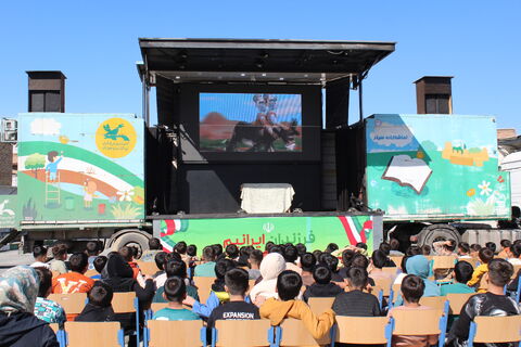 تماشاخانه سیار کانون پرورش فکری کودکان و نوجوانان با اجرای نمایش لاک پشت و خرگوش در مدرسه شهرویرانی اشنویه