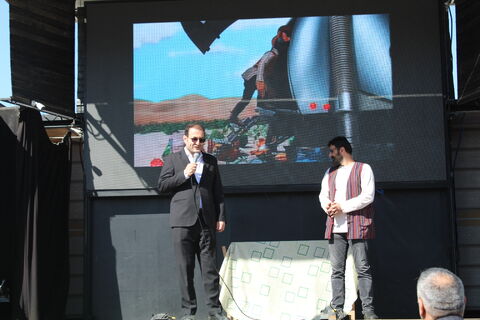 تماشاخانه سیار کانون پرورش فکری کودکان و نوجوانان با اجرای نمایش لاک پشت و خرگوش در مدرسه شهرویرانی اشنویه