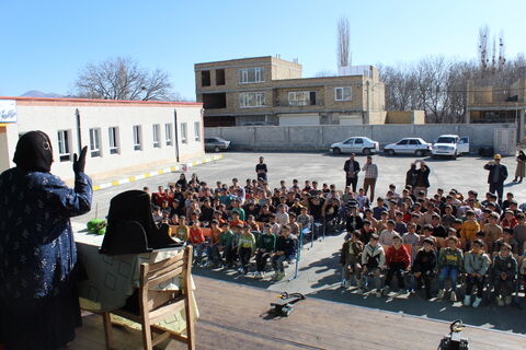 تماشاخانه سیار کانون پرورش فکری کودکان و نوجوانان با اجرای نمایش لاک پشت و خرگوش در مدرسه شهرویرانی اشنویه