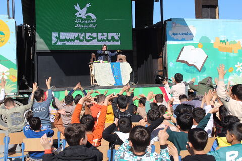 تماشاخانه سیار کانون پرورش فکری کودکان و نوجوانان با اجرای نمایش لاک پشت و خرگوش در مدرسه شهرویرانی اشنویه