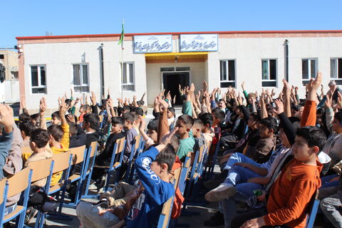 تماشاخانه سیار کانون پرورش فکری کودکان و نوجوانان با اجرای نمایش لاک پشت و خرگوش در مدرسه شهرویرانی اشنویه