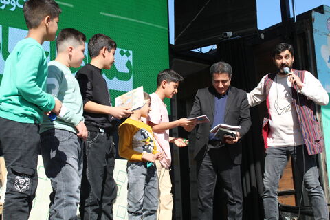 تماشاخانه سیار کانون پرورش فکری کودکان و نوجوانان با اجرای نمایش لاک پشت و خرگوش در مدرسه شهرویرانی اشنویه