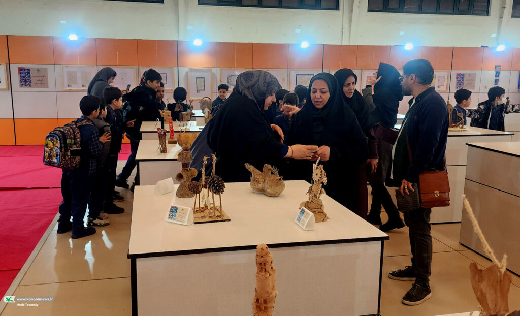 بازدید کارشناسان و مربیان کانون قم از دهمین دوسالانه ملی هنرهای تجسمی