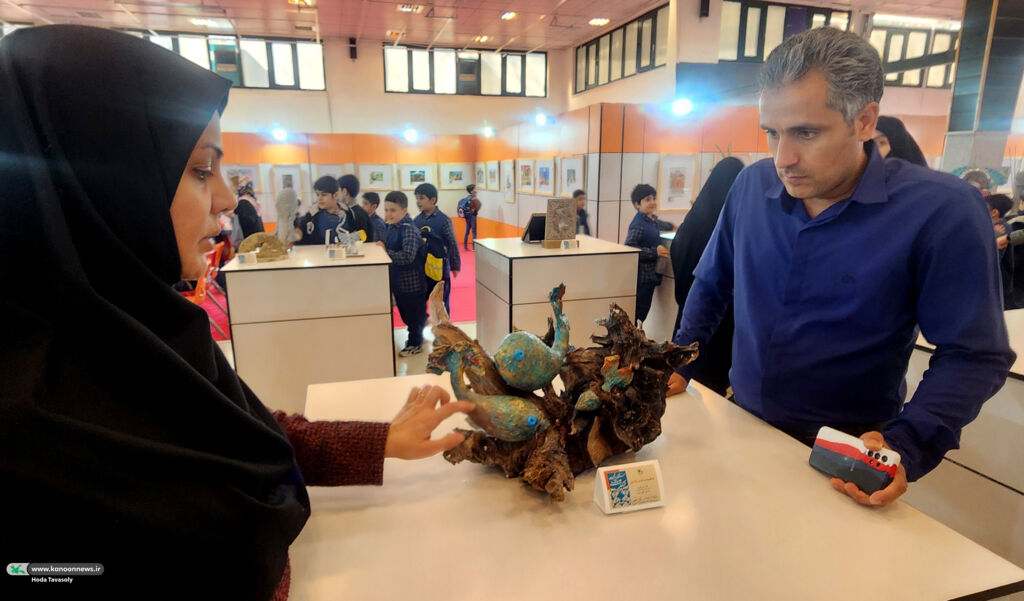 بازدید کارشناسان و مربیان کانون قم از دهمین دوسالانه ملی هنرهای تجسمی